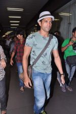Farhan Akhtar leave for London to promote Bhaag Mikha Bhaag in Mumbai Airport on 3rd July 2013 (1).JPG